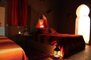 Escritorio, cortinas blackout, cunas gratuitas y ropa de cama 