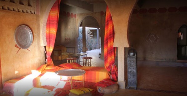 Bureau, rideaux occultants, lits bébé (gratuits), draps fournis