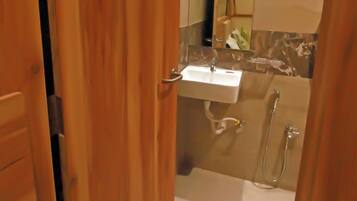 Ducha, pantuflas, bidet, toallas