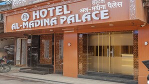 Das Hotel Al-Madina Palace, mit einem gut sichtbaren Schild mit dem Namen und der Adresse des Hotels.