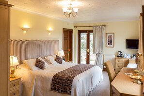 Carn Menyn Suite (With Private Sitting Area) | In-room safe, individually decorated, individually furnished, desk - Ael Y Bryn Bed and Breakfast (Crymych)