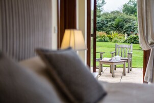 Carn Menyn Suite (With Private Sitting Area) | In-room safe, individually decorated, individually furnished, desk