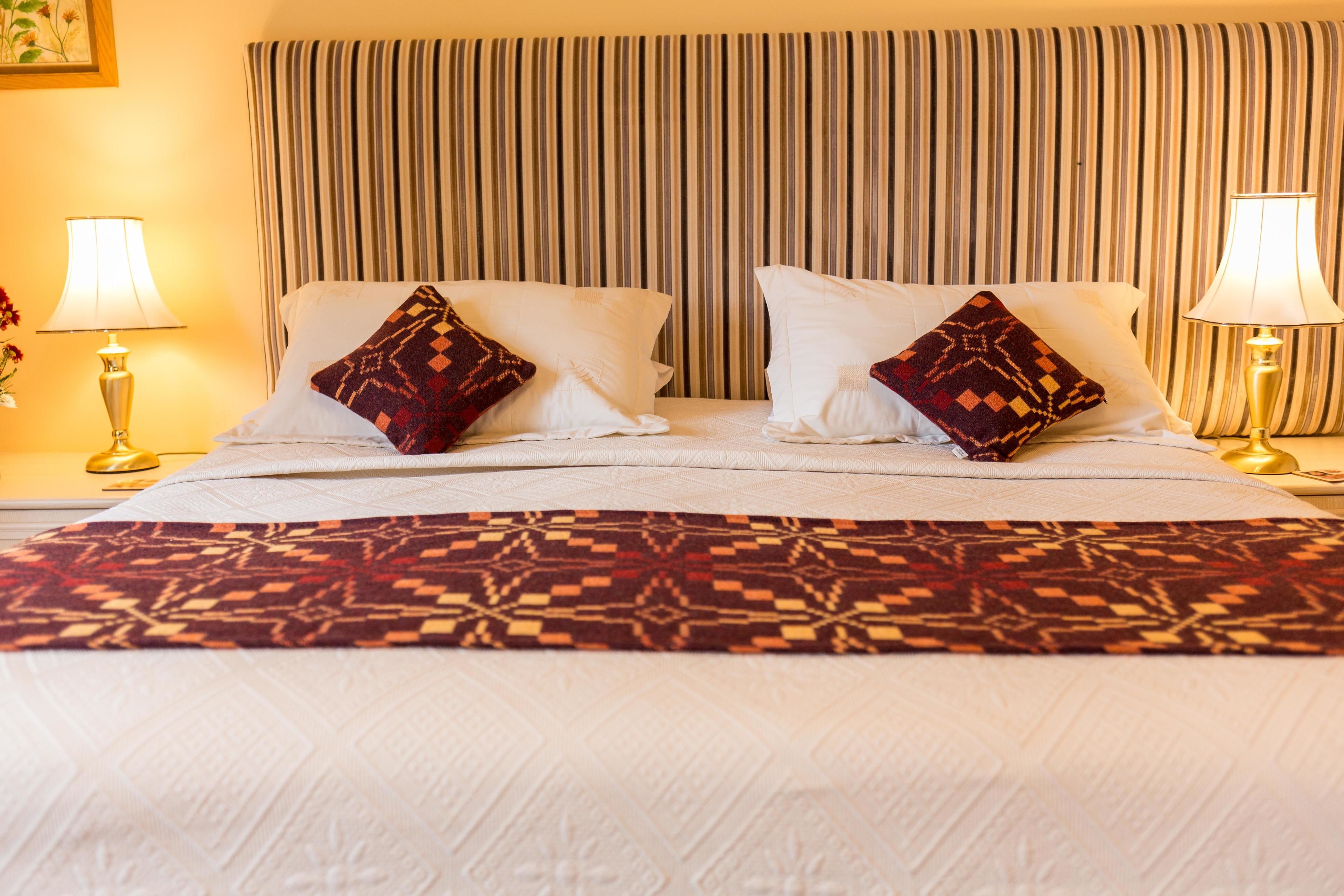 خزنة داخل الغرفة وبديكورات فريدة لكل غرفة وطراز فريد لكل وحدة ومكتب