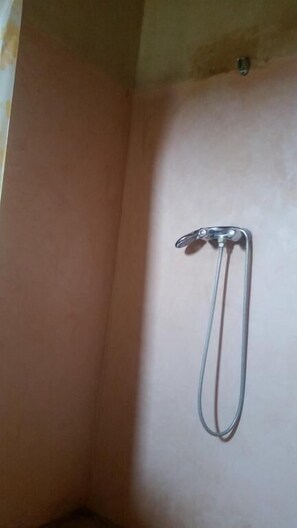 Double Room | Bathroom | Shower, rainfall showerhead, towels, soap - Maison D'hotes La Kasbah (Telouet)