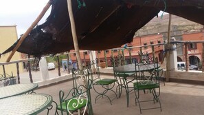 Der serveres morgenmad, aftensmad og lokale retter