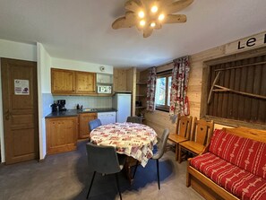 Interior - Spacious apartment for 6 at the foot of slopes with balcony, Wi-Fi, parking (Lanslevillard)