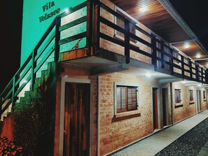 Fachada del alojamiento - Noche