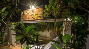 Fachada de la propiedad por la tarde o noche