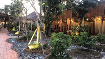 Back Garden Deluxe Room | Garden view