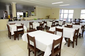 Café da manhã com buffet grátis todos os dias