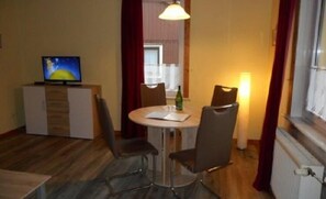 Standard Apartment, 2 Bedrooms, Balcony | In-room dining