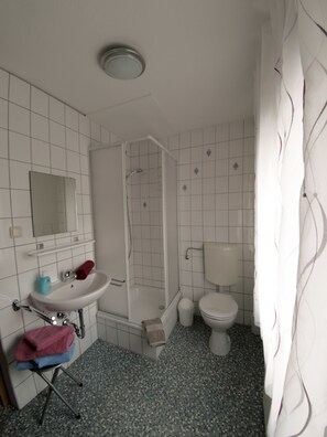 Dusj, hårføner og toalettpapir