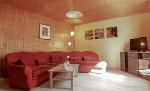 Standard-Apartment, 1 Schlafzimmer, Terrasse | Wohnzimmer | Flachbildfernseher