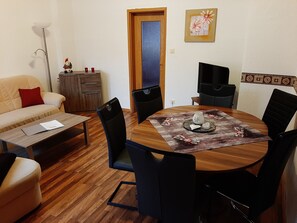 Standaard appartement | Woonruimte | Flatscreentelevisie