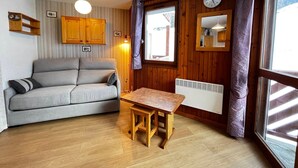TV - Apartment for 4 in "Les Hauts de Val Cenis" – Ski-in/Ski-out, Near ESF & Shops (Lanslevillard)