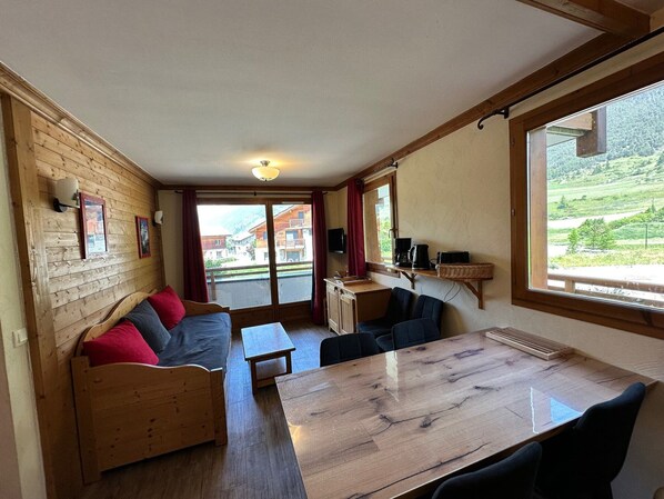 TV - Apartment 6 people skiing with balcony and parking (Lanslebourg-Mont-Cenis)