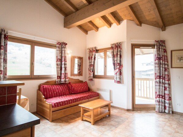 TV - Spacious apartment for 6 people at the foot of the slopes with WIFI and parking (Lanslevillard)