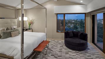 5 slaapkamers, een bureau, een strijkplank/strijkijzer, reisbedje