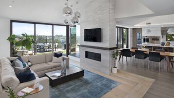 Smart-tv, een open haard, een tafeltennistafel en een kantoor