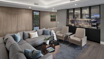 Smart-tv, een open haard, een tafeltennistafel en een kantoor