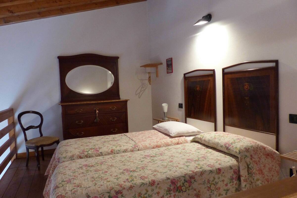 Twin Room | Minibar, in-room safe, desk, cribs (surcharge)