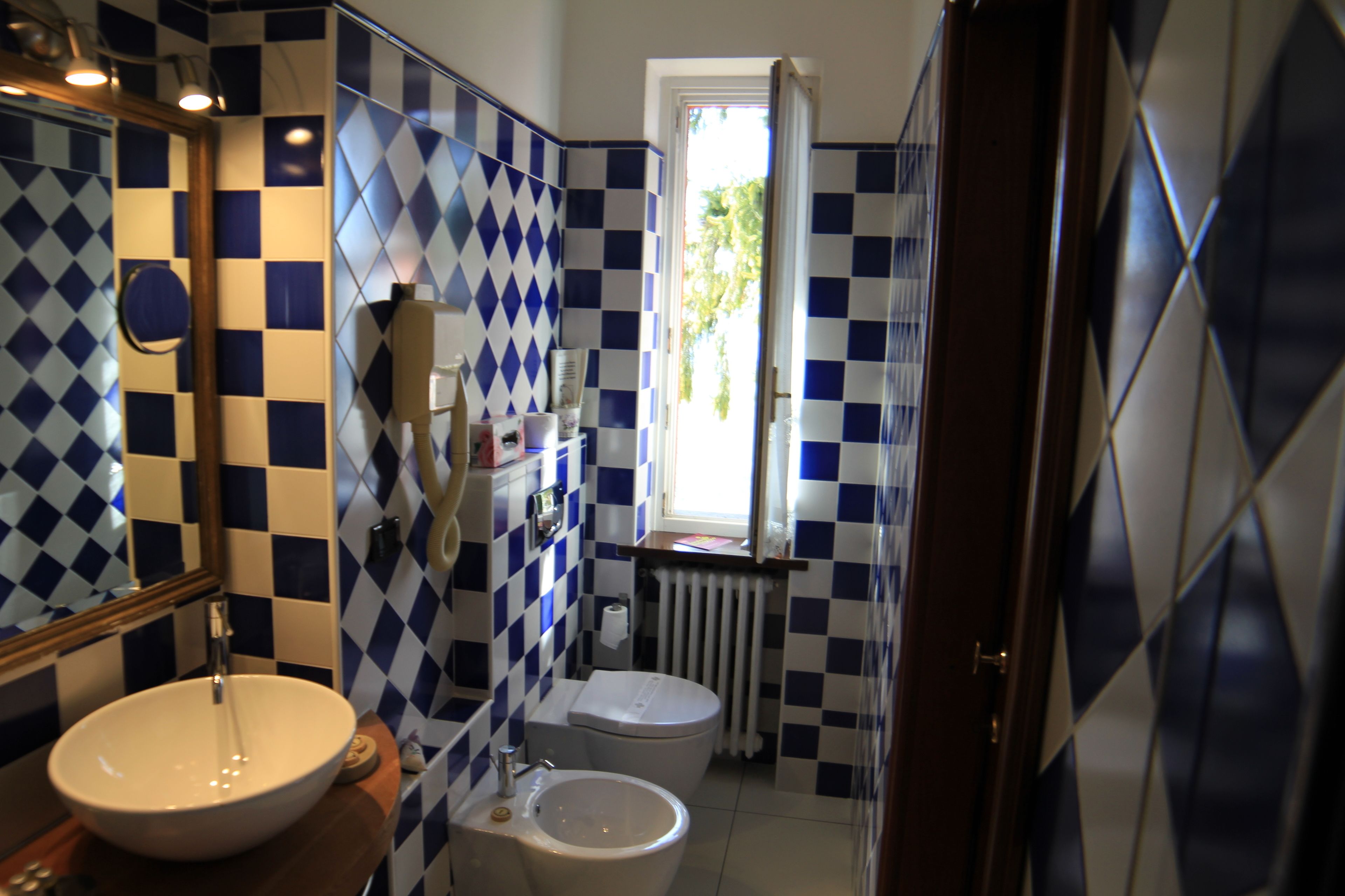 panoramic room, 1 king bed, balcony, valley view | bathroom | hair dryer, towels, soap, shampoo