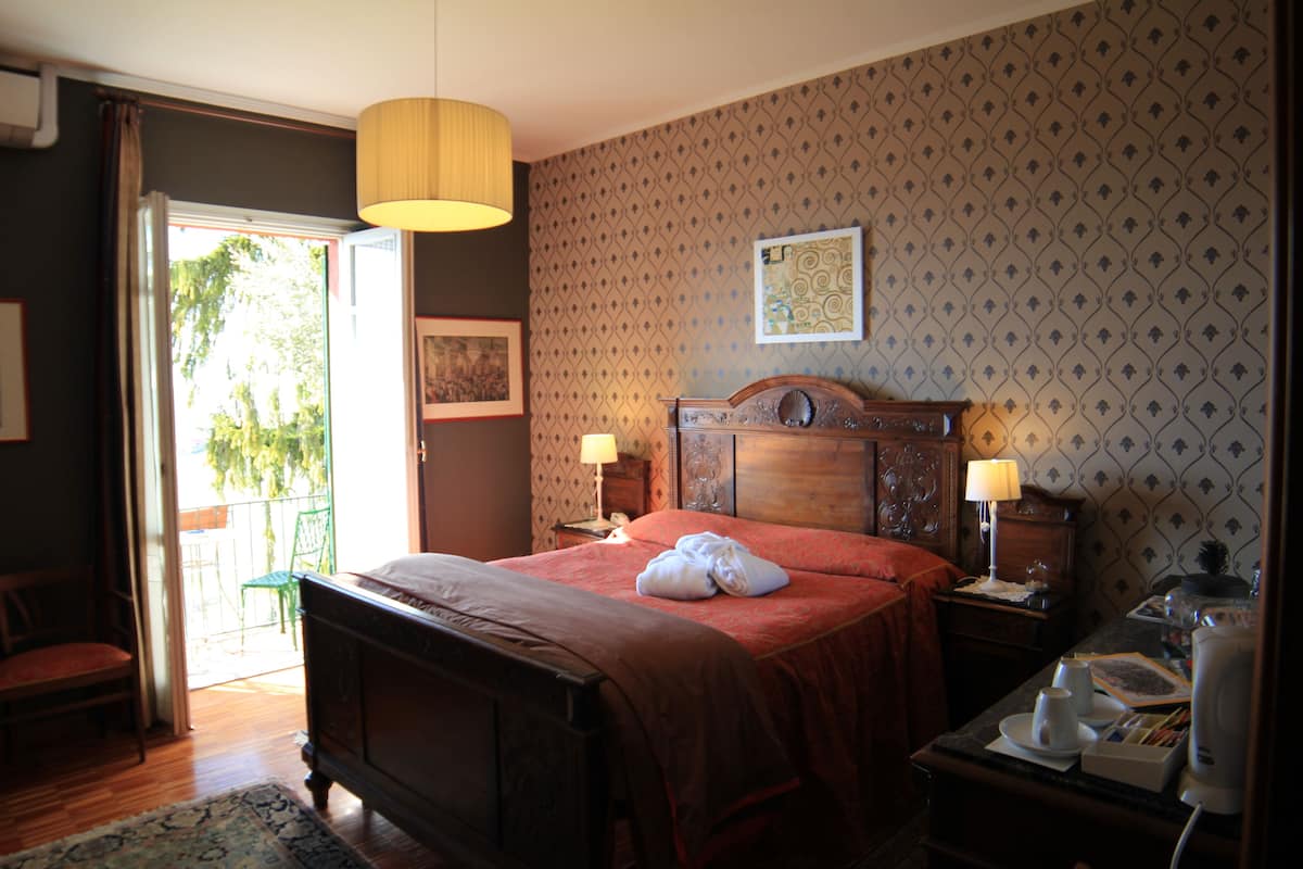 Junior Suite, 1 King Bed, Balcony, Valley View | Soundproofing, bed sheets