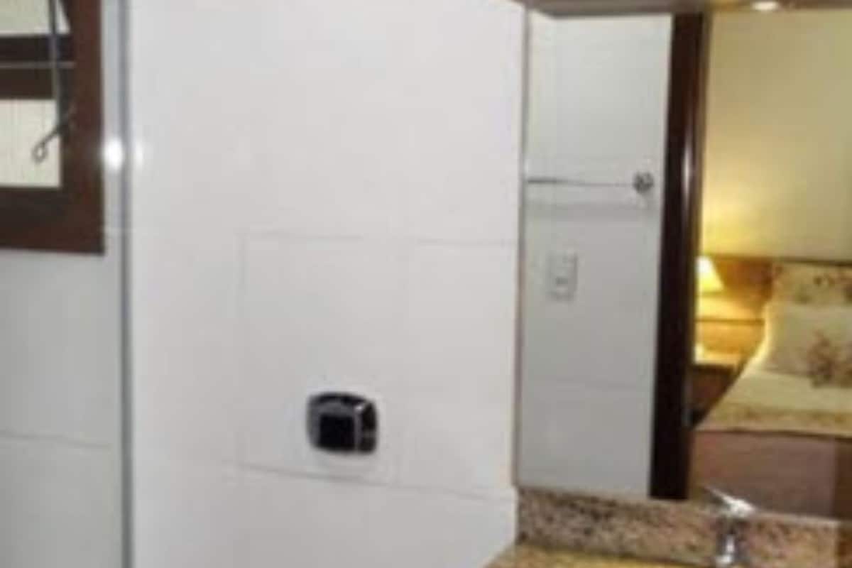 deluxe room | bathroom | shower, towels