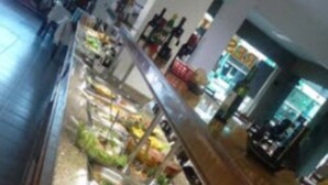 Un bufé con diferentes opciones de comida y una estación de bebidas.