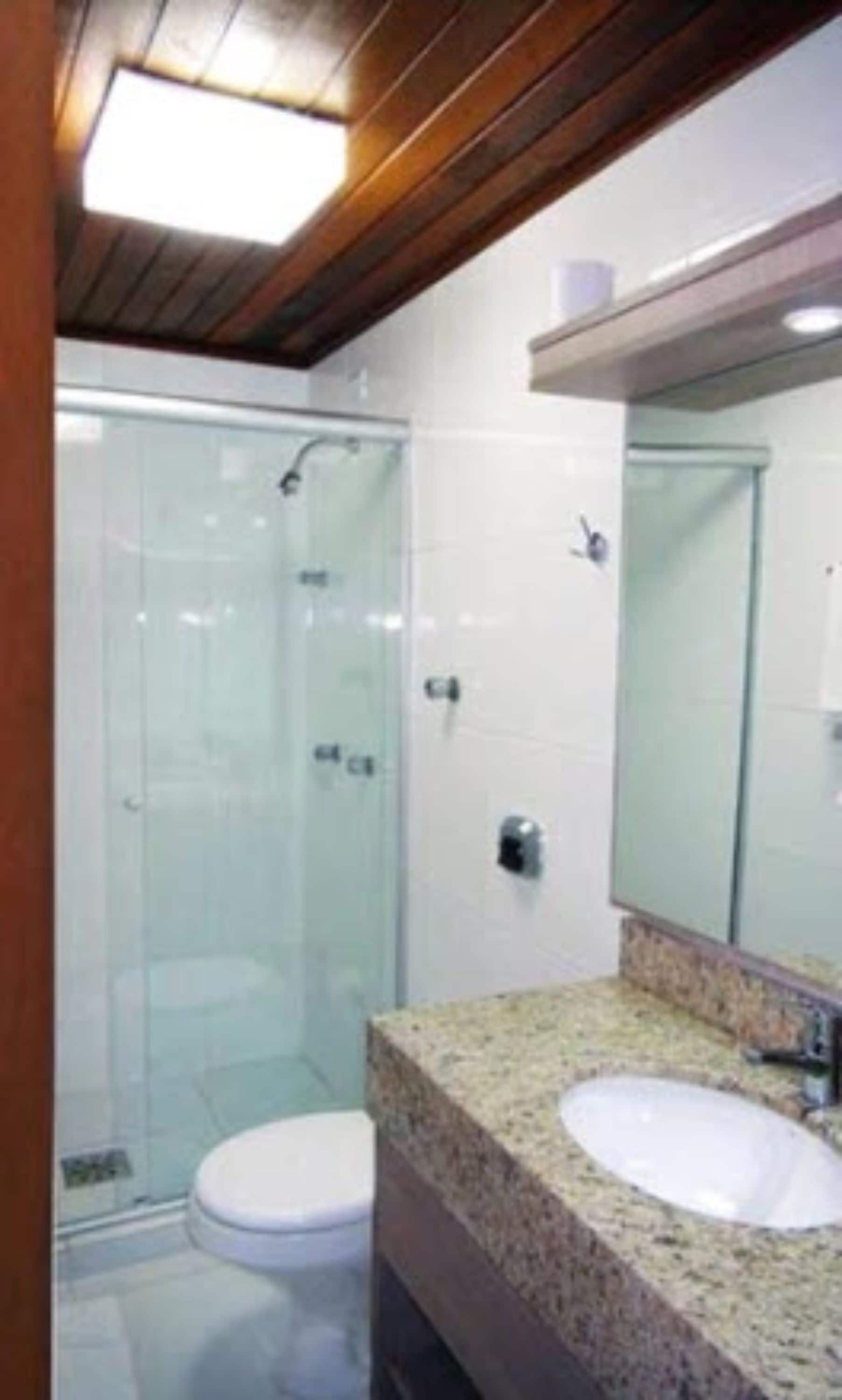 deluxe room | bathroom | shower, towels
