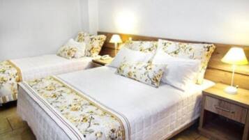 Deluxe Room | Minibar, desk, soundproofing, iron/ironing board