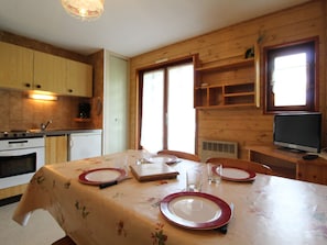 Fridge, microwave, oven, coffee/tea maker