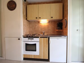 Fridge, microwave, oven, coffee/tea maker