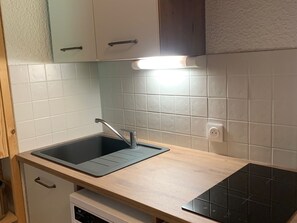 Kylskåp, mikrovågsugn, ugn och diskmaskin