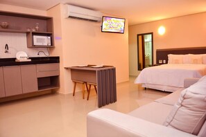 مكتب ومساحة عمل للكمبيوتر المحمول وستائر تعتيم وواي فاي مجانًا