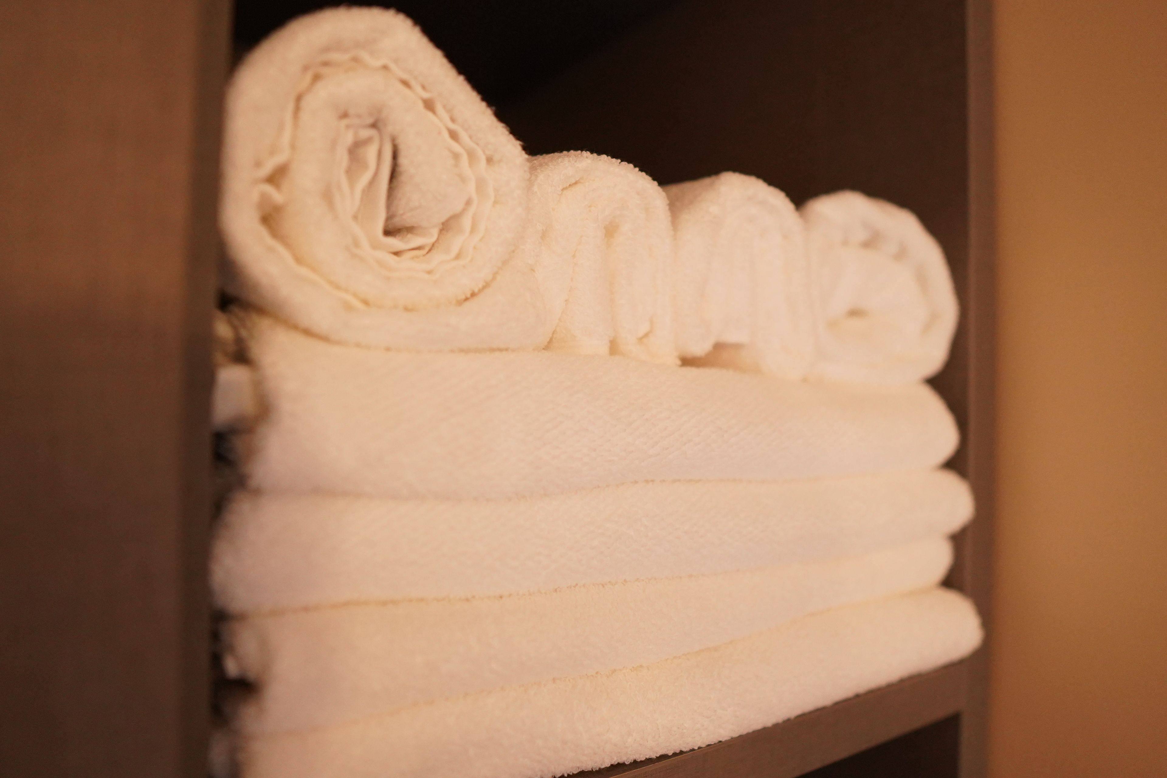 standard triple room | bathroom amenities | shower, towels