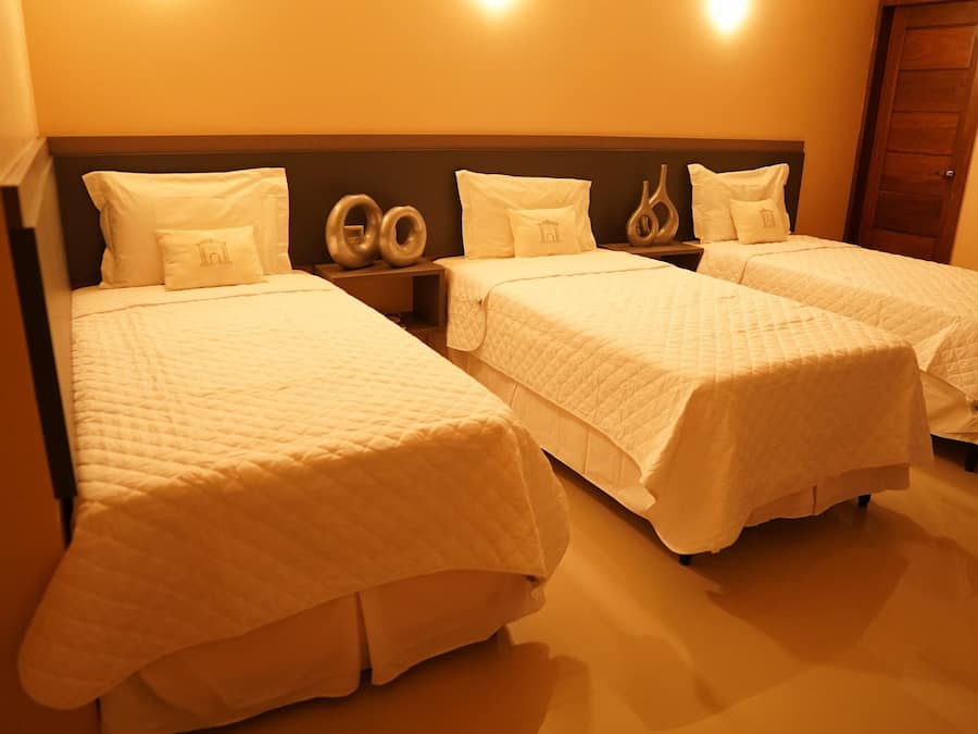 Tremannsrom – standard | Skrivebord, skrivebord for bærbar PC og blendingsgardiner