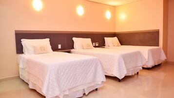 Bureau, espace de travail pour ordinateur portable, rideaux occultants