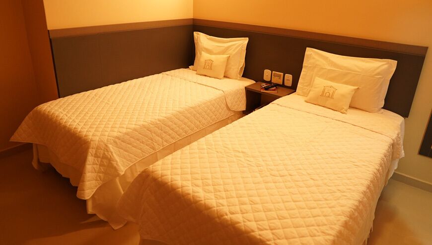 مكتب ومساحة عمل للكمبيوتر المحمول وستائر تعتيم وواي فاي مجانًا