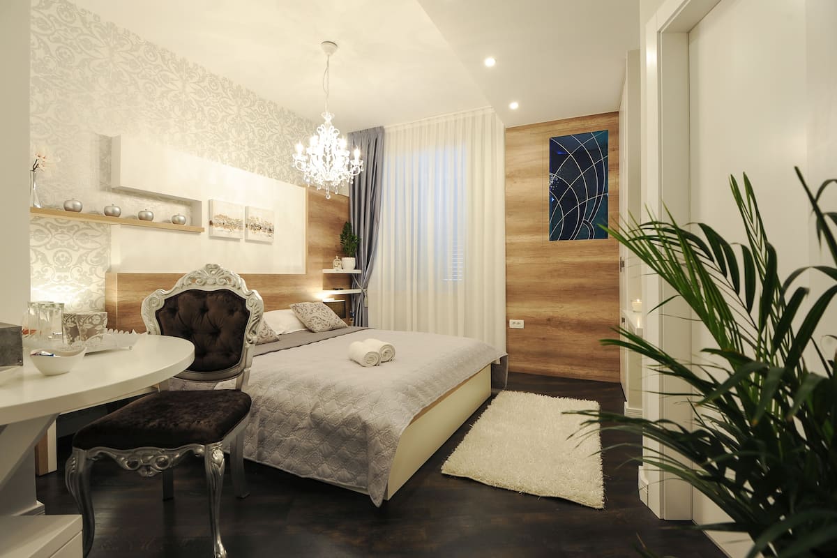 Deluxe Double Room | Peti besi dalam bilik, meja, ruang kerja komputer riba