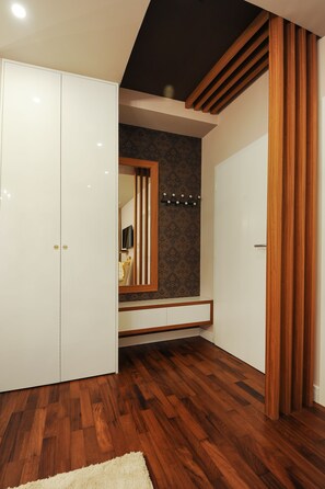 Deluxe tweepersoonskamer, balkon | Woonruimte | Een flatscreentelevisie