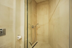 Chambre Double Deluxe | Douche de la salle de bain