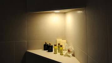 Deluxe Double Room, Balcony | Bathroom amenities