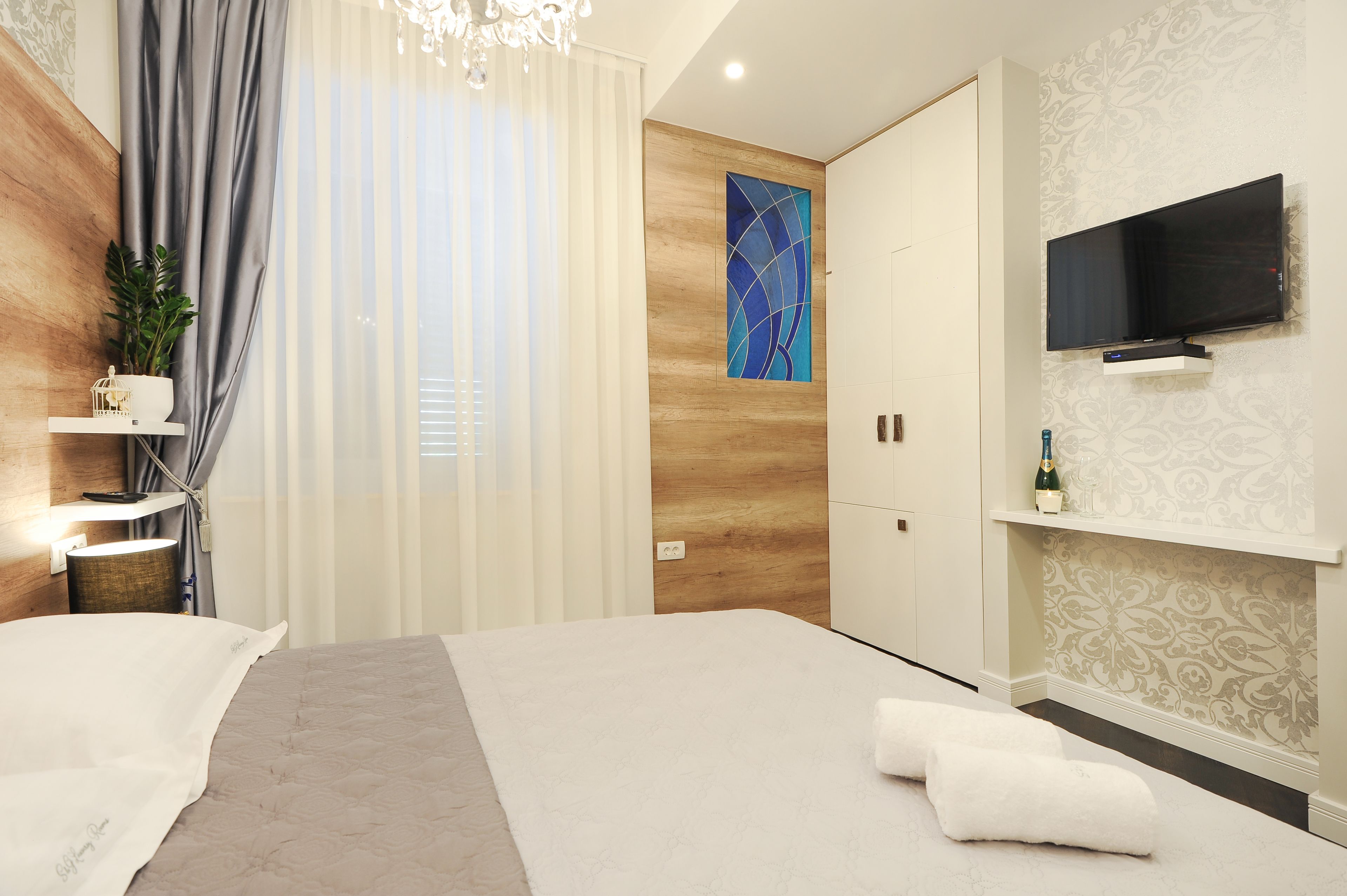 Photo - Silver & Gold Luxury Rooms