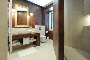 Dobbeltrom – deluxe, balkong | Dusj på badet