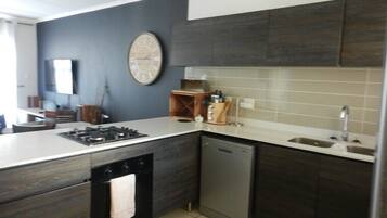 雪櫃、微波爐、焗爐、爐具