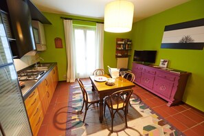 Classic Apartment | Private kitchen | Fridge, stovetop, cookware/dishes/utensils - Felicin - Dimora del Centro (Monforte d'Alba)