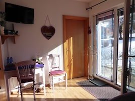 Ropa de cama de alta calidad y caja de seguridad en la habitación 