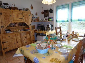 朝食 (コンチネンタル ブレックファスト)、毎日提供 (無料)