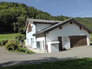 Vista frontal de la propiedad
